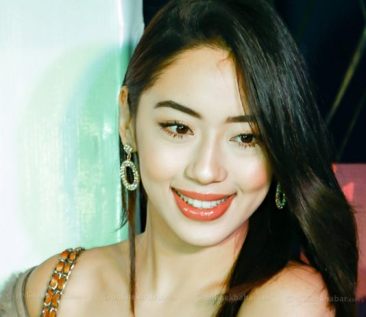 प्रिमियरमा खुलेकी आना