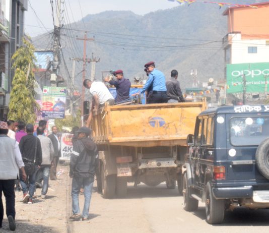 निर्णय नमान्ने ठेलालाई नियन्त्रणमा लिइँदै