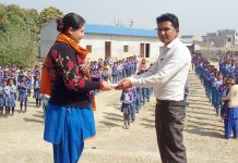 जन्मदिनमा विद्यालयलाई पानस बत्ती र पुस्तक उपहार