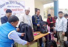 घोराही ९ का बिपन्न बालबालिकालाई शैक्षिक सामग्री