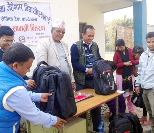 घोराही ९ का बिपन्न बालबालिकालाई शैक्षिक सामग्री