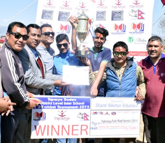 पद्मोदयले चुम्यो क्रिकेट कप