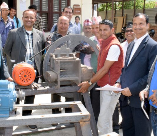 किसानलाई घाँस मसिनो बनाउने मेसिन प्रदान