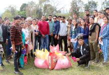 चामल बोकेर विद्यार्थीहरु राउटे वस्तीमा