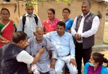 ज्येष्ठ नागरिक उपचारमा चिकित्सकसहित गए वडाअध्यक्ष