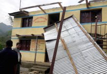 हावाहुरीले छानो उडाउँदा विद्यालय तथा स्वास्थ्य चौकीको सेवा प्रभावित