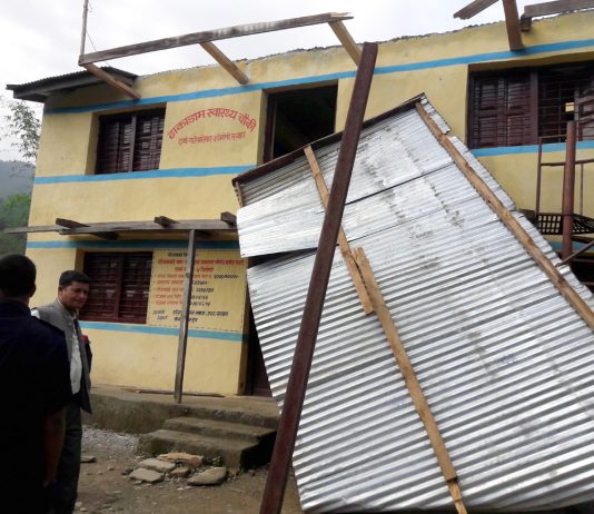 हावाहुरीले छानो उडाउँदा विद्यालय तथा स्वास्थ्य चौकीको सेवा प्रभावित