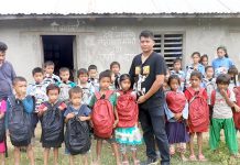 जन्मदिनमा विकट बस्तीका विद्यार्थीलाई झोला वितरण