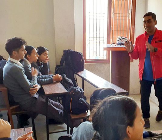 विद्यार्थीलाई साइकलको महत्त्वबारे जानकारी