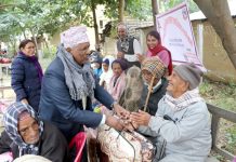 जेष्ठ नागरिकको सम्मान गर्दै न्यानो कपडा वितरण