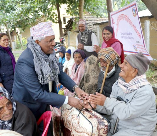 जेष्ठ नागरिकको सम्मान गर्दै न्यानो कपडा वितरण