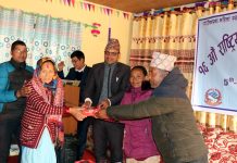 दिवसका अवसरमा महिला स्वास्थ्य स्वयंसेविकालाई मोबाइल