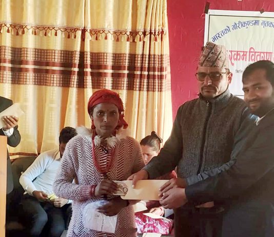 गौरीकुण्ड पीडितलाई दार्मा गाउँपालिकाको आर्थिक सहयोग