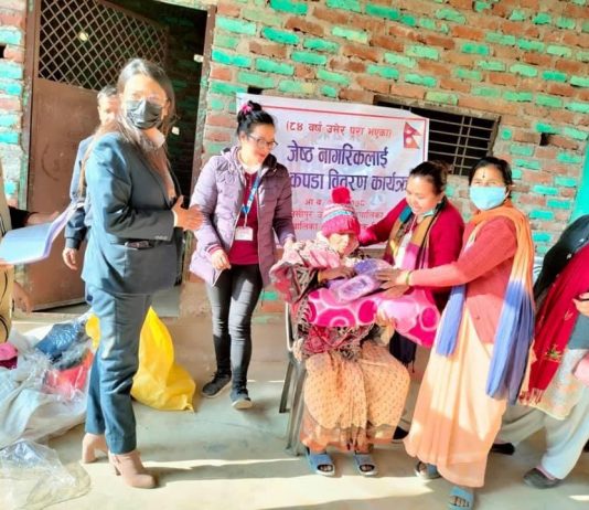 जेष्ठ नागरिकको घरदैलोमै न्यानो कपडा