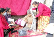 जेष्ठ नागरिकलाई न्यानो कपडा वितरण गर्दै तुलसीपुर उपमहानगर