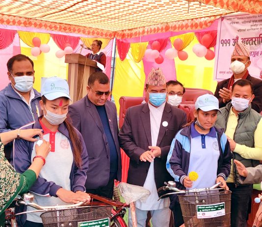 महिला दिवसमा तुलसीपुरले दियो किशोरीलाई साइकल उपहार