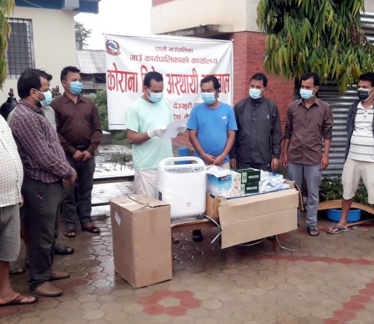 सिसहनियाँ अस्थायी कोरोना अस्पतालमा स्वास्थ्य सामग्री हस्तान्तरण