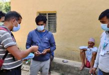 कोरोना सङ्क्रमितको घरघरमै पुगेर औषधि वितरण