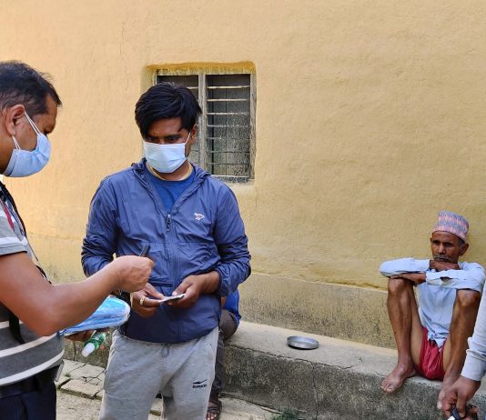 कोरोना सङ्क्रमितको घरघरमै पुगेर औषधि वितरण