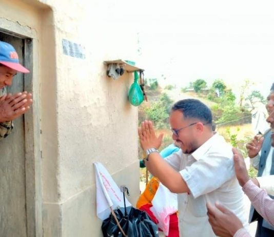 दङ्गीशरणका एमाले उम्मेद्वार चुनावी घरदैलोमा