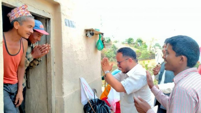 दङ्गीशरणका एमाले उम्मेद्वार चुनावी घरदैलोमा