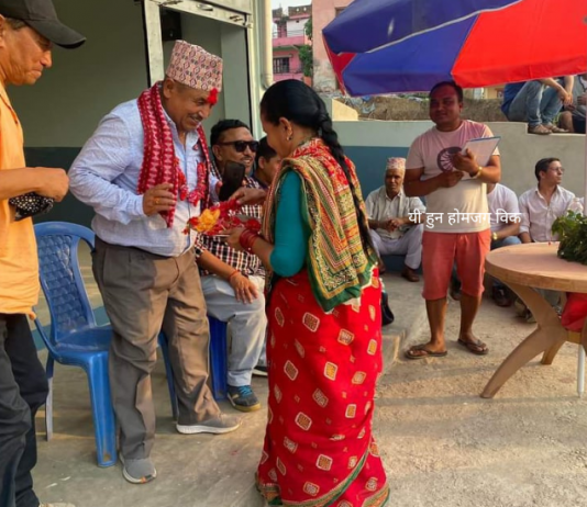 काँग्रेसको पाटी कार्यक्रममा नगरपालिकाका कर्मचारी उद्घोषक