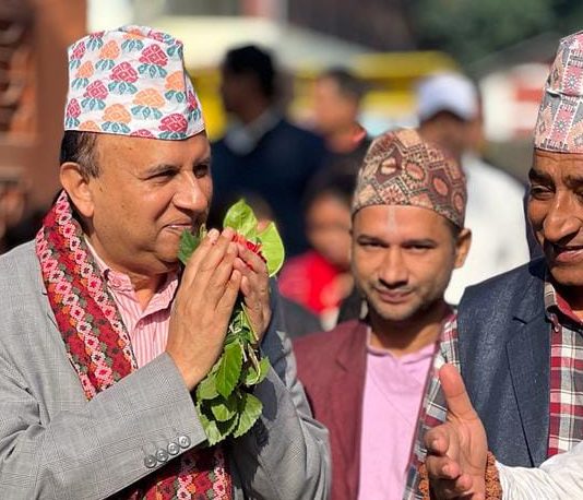 गोरक्ष वैद्धिक गुरुकुलका बटुकसँग शंकर पोख्रेल (फोटो फिचर)