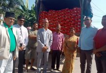 निर्वाचन आचारसंहिता बिपरित सहरी विकास मन्त्रीले बाँडे चामल