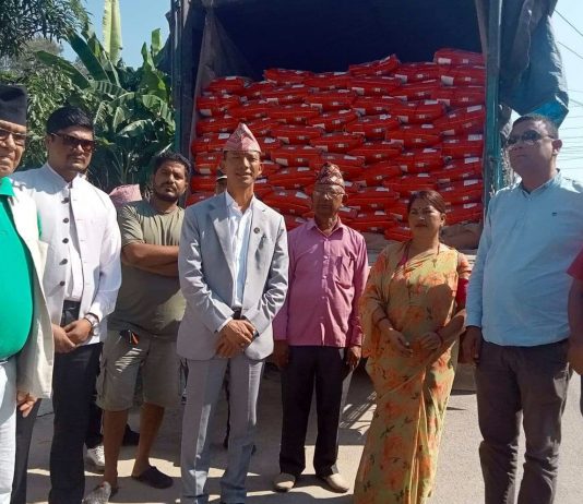 निर्वाचन आचारसंहिता बिपरित सहरी विकास मन्त्रीले बाँडे चामल
