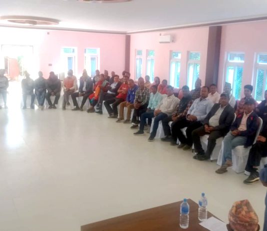 मटावा तथा थारु अगुवासँग उम्मेदवार, देश बनाउन स्पष्ट नीति र सक्षम नेतृत्व चाहिन्छः पोख्रेल