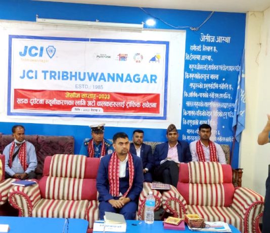 सवारी दुर्घटना न्यूनीकरणका लागि जेसीजद्वारा अटो चालकलाई ट्राफिक सचेतना
