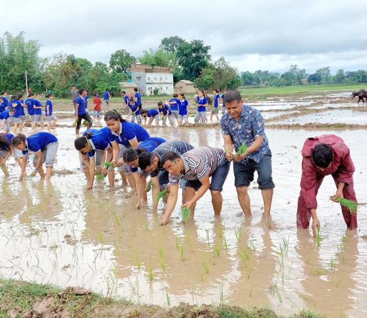 किसानसँगै कृषि पढ्ने विद्यार्थी