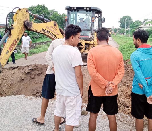 बाढीले भत्काएको सडक मर्मत गरिँदै