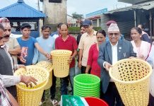 बजार सफा राख्न व्यवसायीलाई डस्टविन