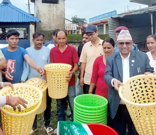 बजार सफा राख्न व्यवसायीलाई डस्टविन