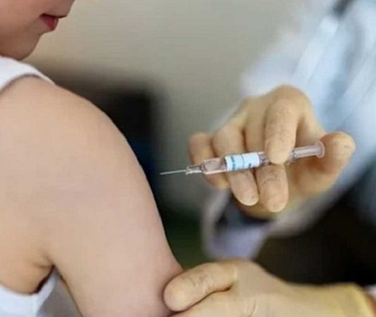 तुलसीपुरमा ६० हजार बालबालिकालाई दादुरा-रुबेला विरुद्धको खोप दिइँदै