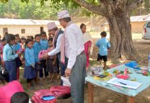 एक्लै दुई विद्यालयका विद्यार्थीलाई पोशाक