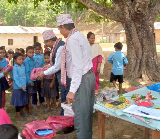 एक्लै दुई विद्यालयका विद्यार्थीलाई पोशाक