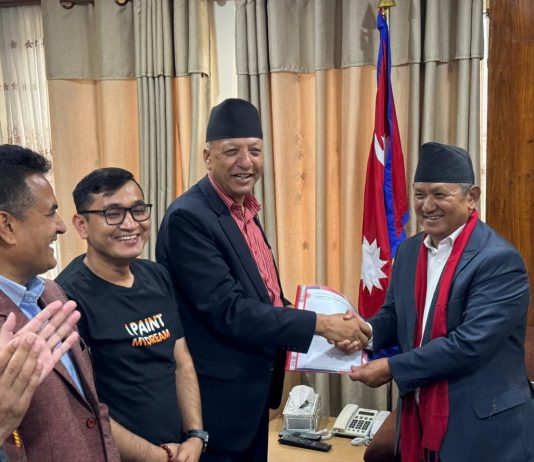 सञ्चार क्षेत्रमा गर्नुपर्ने कामको सूचीसहित एमाले प्रचार विभागले सञ्चारमन्त्री गुरुङलाई दियो ३० बुँदे सुझाव
