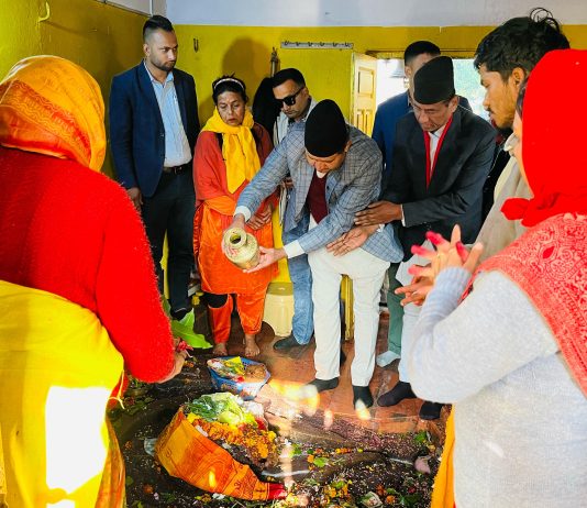 मुख्यमन्त्री आचार्यद्वारा पाण्डवेश्वर धाममा पूजा अर्चना