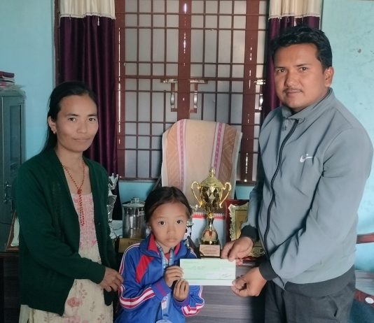 ज्ञानमालाले दियाे विद्यार्थीलाई बिमा रकम