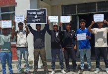 बंगलाचुलिमा स्थानीयद्वारा प्रदर्शन