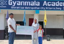 दुर्घटना बिमा बापत ६२ हजार रकमकाे चेक हस्तान्तरण