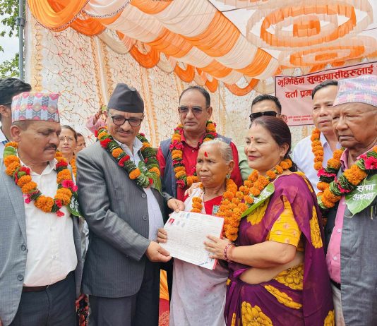 दाङमा २३ भूमिहीन सुकुम्बासीलाई लालपुर्जा वितरण