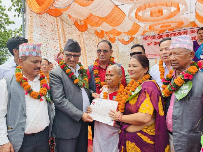 दाङमा २३ भूमिहीन सुकुम्बासीलाई लालपुर्जा वितरण