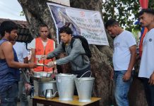 जय महाकाल समूहद्वारा घोराहीमा निःशुल्क भोजन वितरण