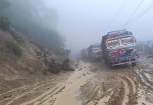 दाउन्ने सडकखण्डमा वर्षाका बेला रातको सवारी रोकिए
