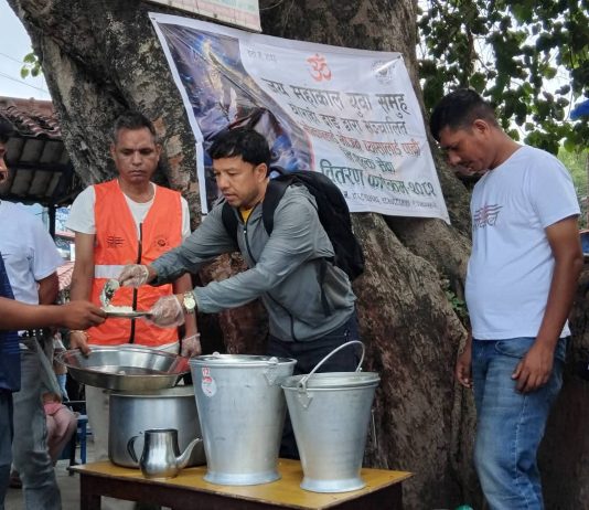 जय महाकालकाे घोराहीमा निःशुल्क खाना वितरण
