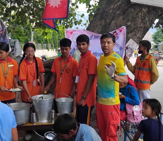 मदन भण्डारी स्कुलले गर्याे बटुवालाई खाना र सडककाे सरसफाइ