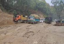 दुम्कीबासमा सडक एकतर्फी खुले पनि लामो जाम